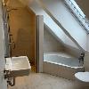 Bad mit Badewanne und Dusche 2. Ebene