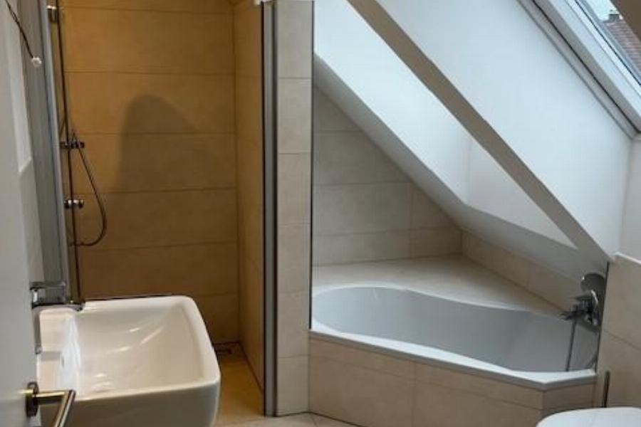 Bad mit Badewanne und Dusche 2. Ebene