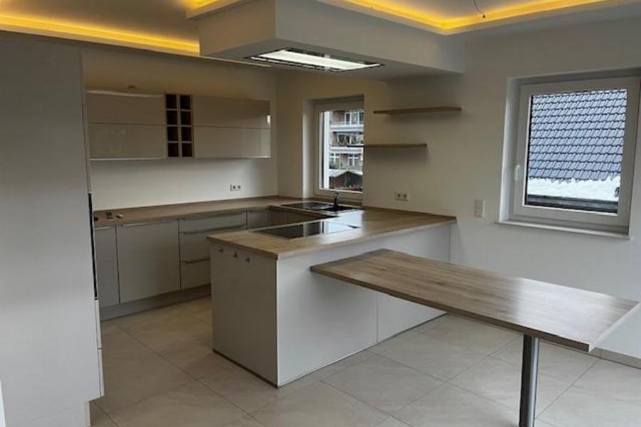 Einbauküche mit Essbereich