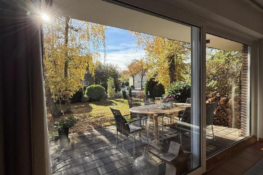 Blick in den Garten vom Essbereich